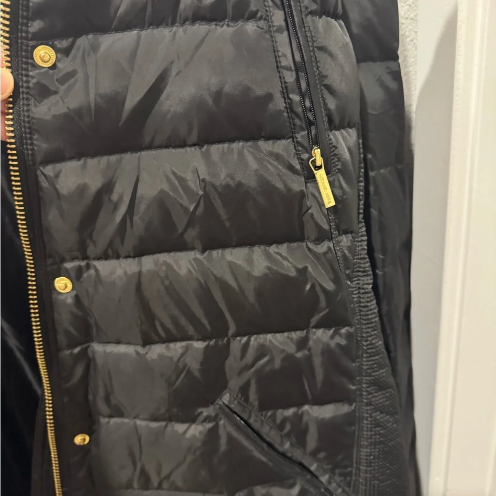 Women's Black Puffer Coat with Faux Fur Hood - Picture 7 of 8